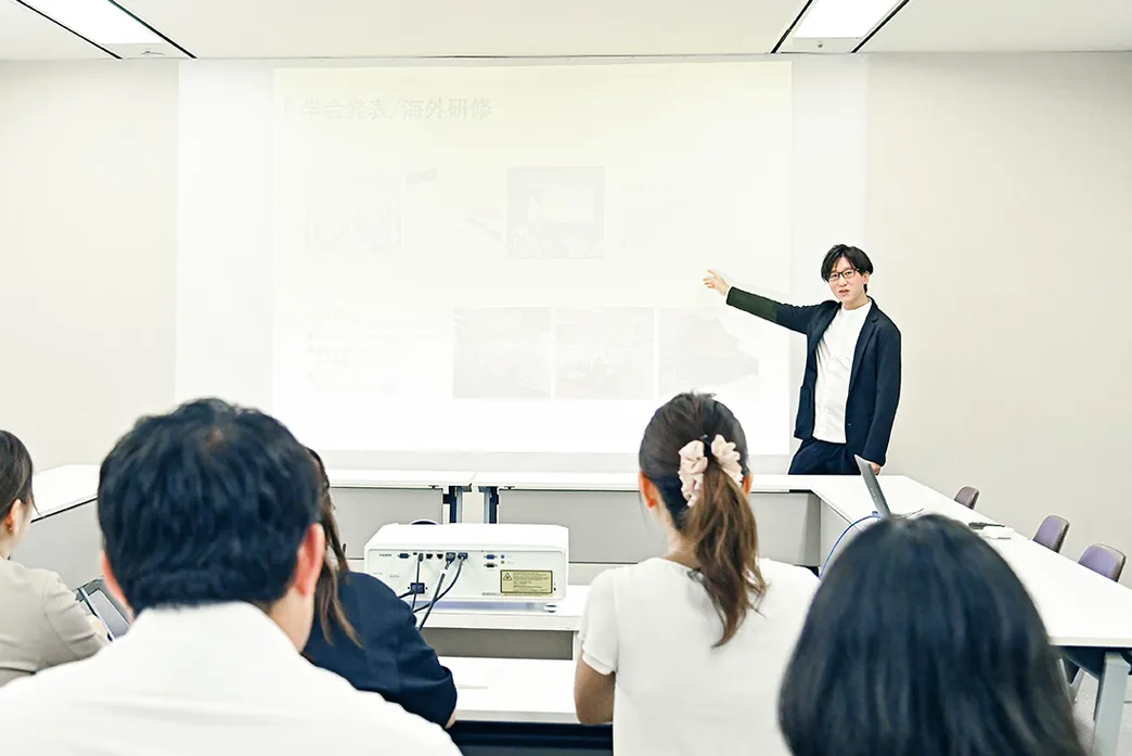 会議室でプレゼンを行う本社スタッフの写真