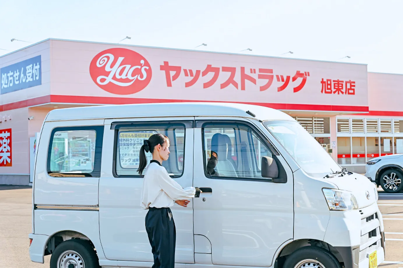 車両に乗り込む管理栄養士の写真